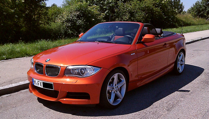 BMW 135i Cabrio in valencia-orange